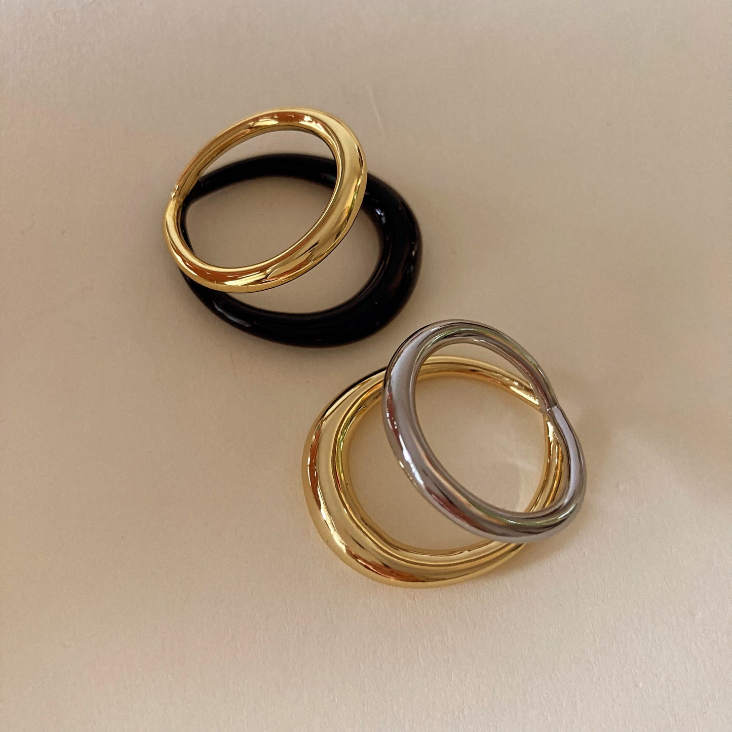 Dual-Tone Interlocking Ring