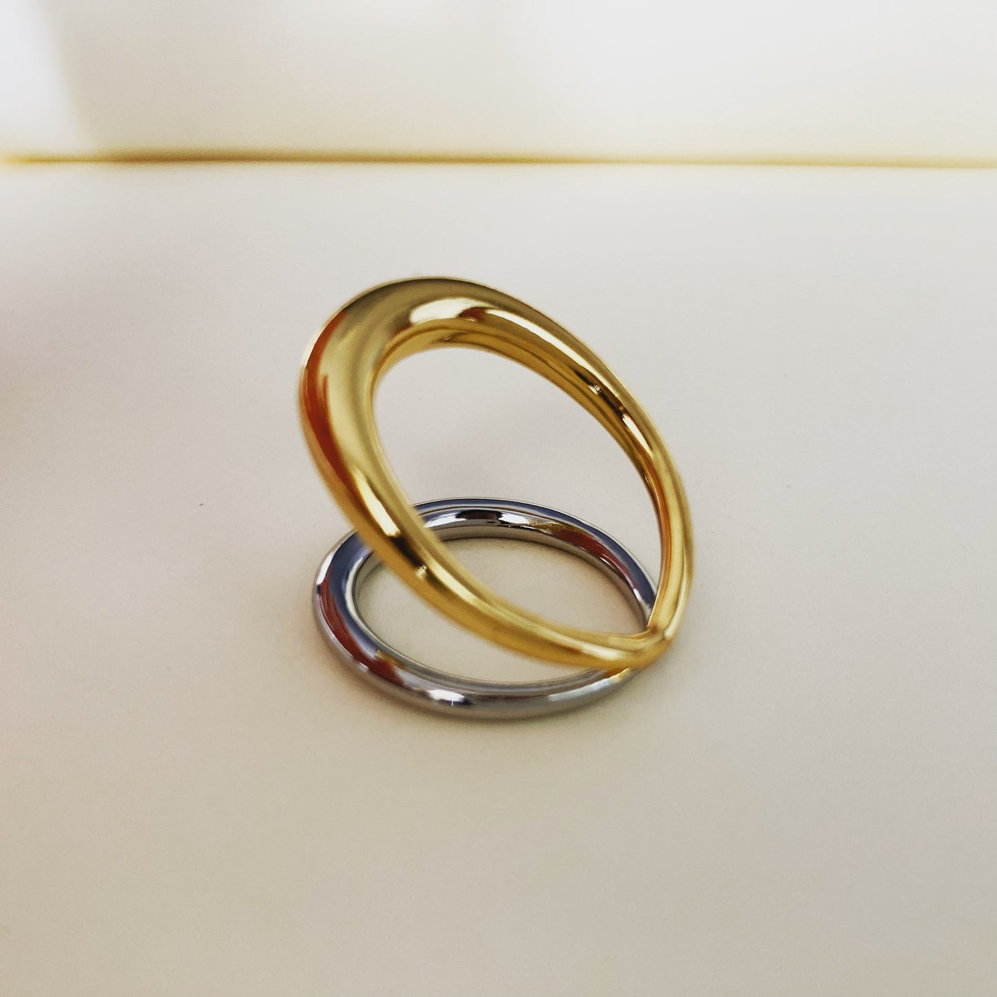 Dual-Tone Interlocking Ring